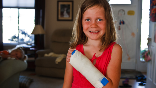 Illustration for article titled 10 Adorable Pictures Of Little Kids In Casts That Will Make You Wish More Children Broke Bones